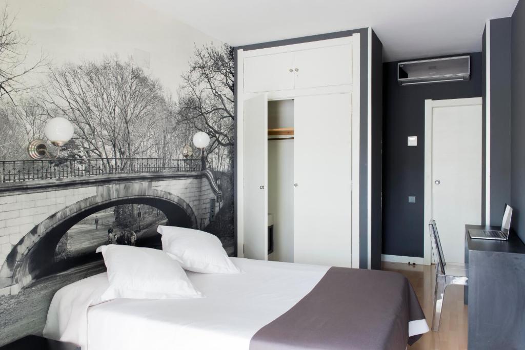 Hospedium Hostal Un Punto Chic Huesca Room photo