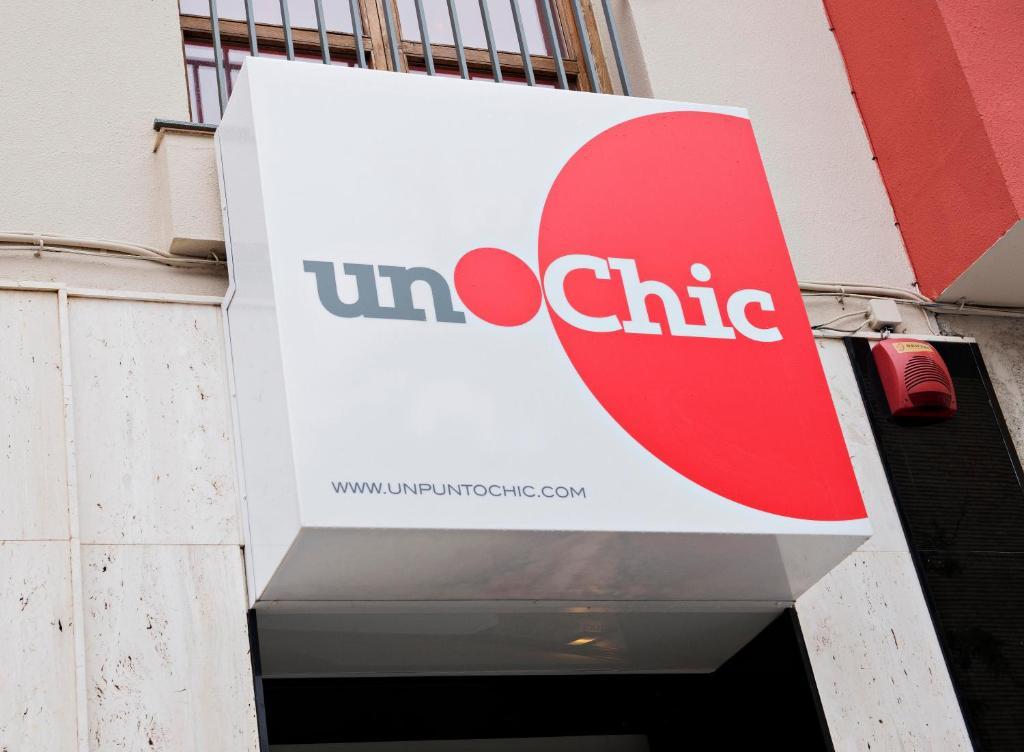Hospedium Hostal Un Punto Chic Huesca Exterior photo